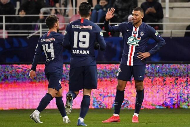  巴黎圣日耳曼客场逆转里昂保留争冠希望  