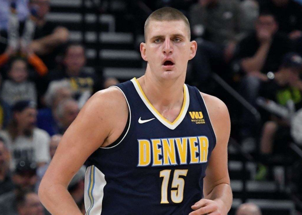  约基奇27+15掘金登顶西部榜首  