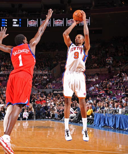  76人双星合砍80分险胜尼克斯  